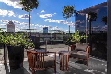 Номер с кроватью размера «king-size» и террасой в Отеле DoubleTree by Hilton Минск